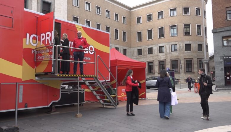 Truck campagna Io Prevengo - Screening sanitari gratuiti Lilly Il truck rosso della campagna itinerante Io Prevengo di Lilly, allestito in piazza per offrire screening gratuiti ai cittadini lombardi