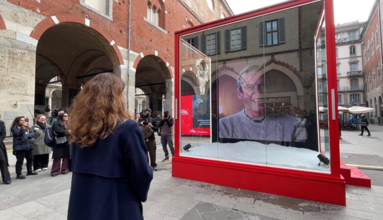 Installazione Never Stop Supporting Lilly con Marta Bassino a Piazza dei Mercanti Milano