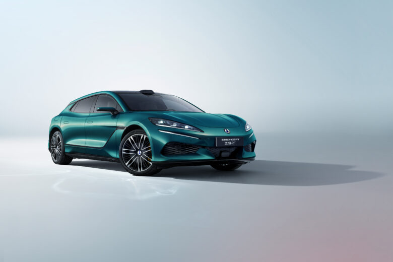 La nuova auto elettrica Denza Z9GT del gruppo BYD, fotografata frontalmente e lateralmente. La vettura shooting brake ha una carrozzeria di colore verde smeraldo metallizzato
