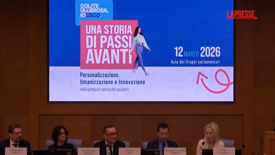 onferenza istituzionale alla Camera dei Deputati per la campagna Io esco sulla colite ulcerosa, con relatori seduti al tavolo davanti a un maxischermo informativo