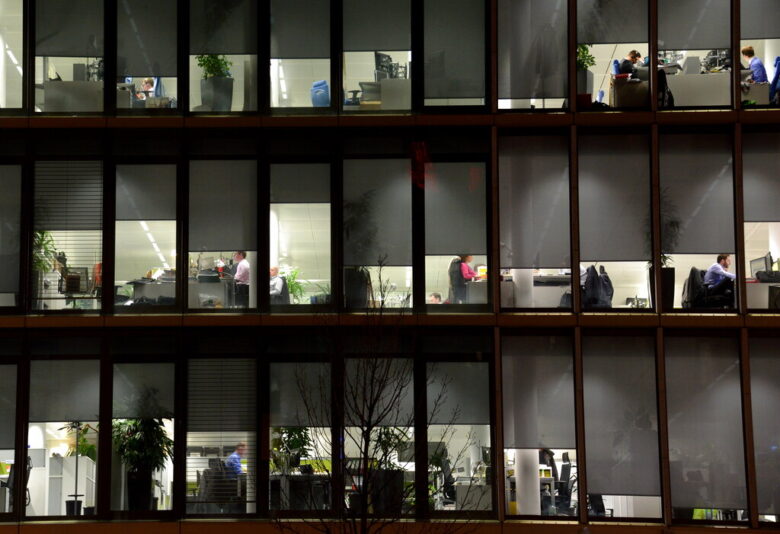 Sede aziendale in un palazzo a vetri moderno Esterno di un moderno palazzo direzionale a vetri, immagine rappresentativa del mondo corporate per il lancio del Reputation Score di Forbes e CogitAi